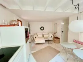 Contemporary-style pavilion