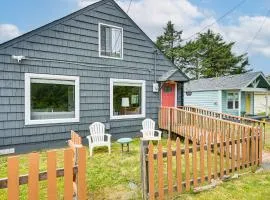 Walk to Beach Charming Home - 3 Mi to Seabrook