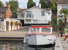 Tracara Cottages, hotel i Horning