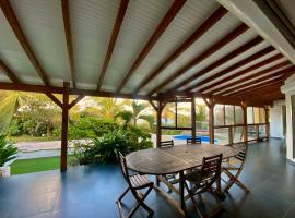 Beachfront villa with large garden and pool, hotel in Le Moule