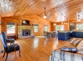 Woodsy Hideaway 8 Mi to Henderson Falls Park!, hotel v destinaci Toccoa