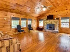 Woodsy Hideaway 8 Mi to Henderson Falls Park!