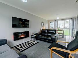 2 Bed in Freshwater East FB211, hótel í Stackpole Elidor