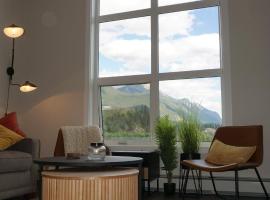 New Vaulted Ceilings 3 Beds AC Views, condo in Golden