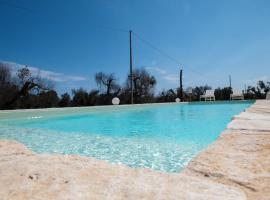 Trullo Flamingo - Luxury Villa with private pool, hotel v destinaci Serranova