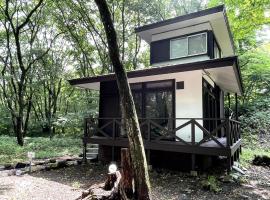 Kitakaruizawa V's Villa -北軽井沢 ヴィーズ ヴィラ-, hotel di Tsumagoi