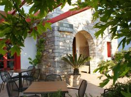 Aposperides Hotel，位于Livadi的宠物友好酒店