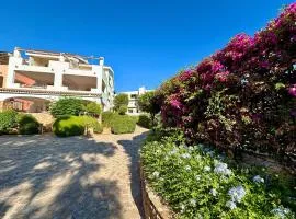 Residence with swimming pool in Porto Rotondo, apartments with air conditioning and private outdoor area