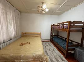 Дом на скале, hotel v destinaci Naryn