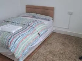 London Ilford town house - close to train station
