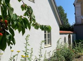 Charming holiday home in the middle of Kivik, alojamento com cozinha em Kivik
