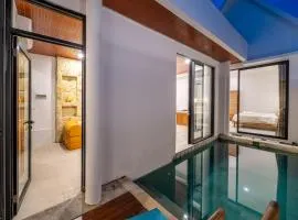 Stylish Modern Villa - Prime Spot - Spacious Pool Retreat