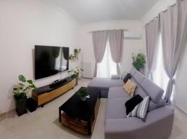 Ηome & Garden with parking close to Olympic Stadium, hotel di Athens