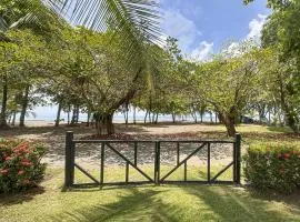Beach cabinas on Playa Preciosa