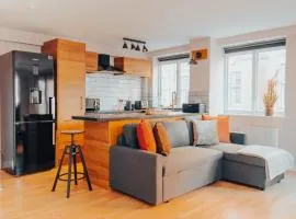 Central Manchester Gem with Stylish 2BR Retreat and Free Carpark