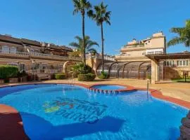 Encantadora casa de tres pisos en Orihuela Costa