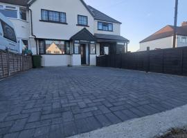 Large 5 Bed Home with 3 Baths and Parking, hótel í Hackbridge