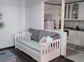 Casa em rua de comércio em Ctba