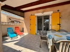 Belle villa d'angle, 6 couchages, cuisine climatisée, 3 chambres terrasse ombragée parking dans résidence sécurisée avec piscine commune, 400 m de la mer, LROND24