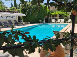 Hôtel La Garrigue & Bar Le Perchoir, Hotel in Venasque