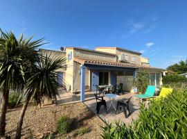 Belle villa entièrement climatisée 4 chambres 10 couchages, fibre WIFI, 2 terrasses parking privatif dans résidence sécurisée piscine commune 800 m de la mer LRCS69, Hotel in Portiragnes