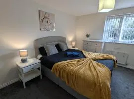 Large Modern House with Private Parking