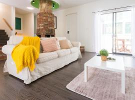 Bright & Spacious House Near UBC, hotel in Vancouver