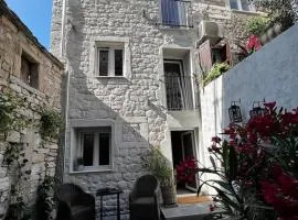 Fjaka, old stone house