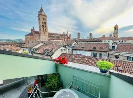 Attico Gemma, terrazza panoramica nel centro storico di Alba
