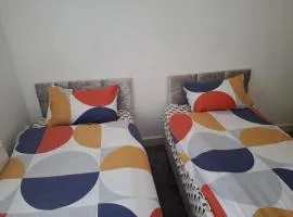 Spacious 4 Bedroom house Sleeps 8 Guests Free Parking