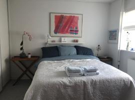 Suite med egen indgang og bad, alojamento em S&oslash;by