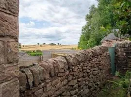 Picturesque Countryside Cottage minutes from Alton towers & Peak Wildlife park Whiston Hall Wedding venue