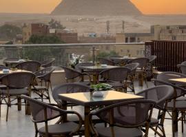 AKHNATON Pyramids View Hotel With Rooftop Access & free airport pickup, hotel mewah di Kaherah