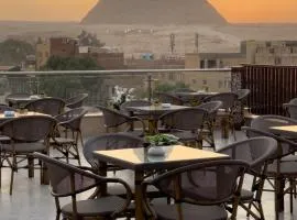 AKHNATON Pyramids View Hotel With Rooftop Access & free airport pickup