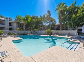 2BR Biltmore Bliss Condo with Heated Pool, Hot Tub and More, hotel in Phoenix