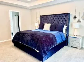 King Suite - Private Bath - Gym - Hot Tub - Game Room