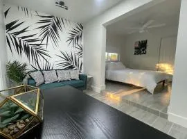 The Vice City Suite - Private stay with Free Parking in the Heart of Miami