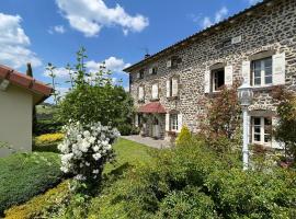 Charme du Velay : Maison de caractère avec cheminée, terrasse et équipements bébé à St-Paulien - FR-1-582-266