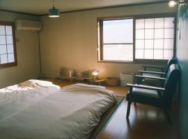 泊まれる本屋 まるとしかく, hotel v destinaci Mima