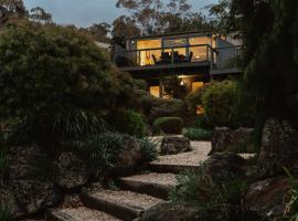 OCEAN VIEW Coastal 3 BEDROOM Retreat in Lorne - Balcony, Fireplace, Free WiFi Warm Coastal Charm，位于洛恩的酒店