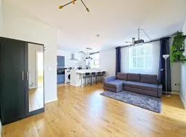 Near South Wimbledon Station, 2BR, Sleep 7, King beds