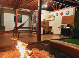 Casa en Boquete con gazebo, BBQ y fogata en el exterior - Kame House, hotel in Alto Boquete