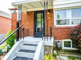 2 Bedroom East-York bungalow, hotel in Toronto