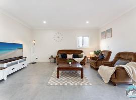 Spacious 4 Bedroom House Near Station & Parramatta, khách sạn ở Guildford