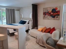 Studio Eik 105 at the pool in nature domain, hotel na praia em Aan de Wolfsberg