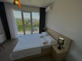 Green House - Studio Apartment with Sea and Mountain view, hotel de playa en Itʼkhvisi