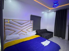 Private Fully Serviced Studio Apartment At Ogudu , AC, Private kitchen and bathroom, Not A Shared, 5 percent off Weekly and 10 percent off Monthly Stays, gostišče v mestu Lagos