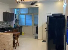 Independent studio apartment on Golf Course Road