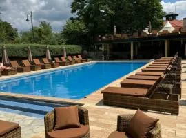 ATOS Srebrno jezero - Villa and Restaurant