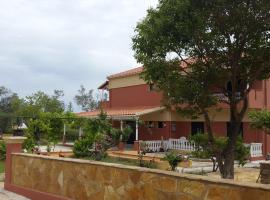 Foteinos Apartments, hotel a Perivólion